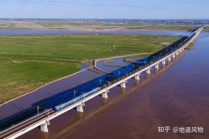 内蒙古包头,列车驶过包西铁路黄河特大桥.图/视觉中国